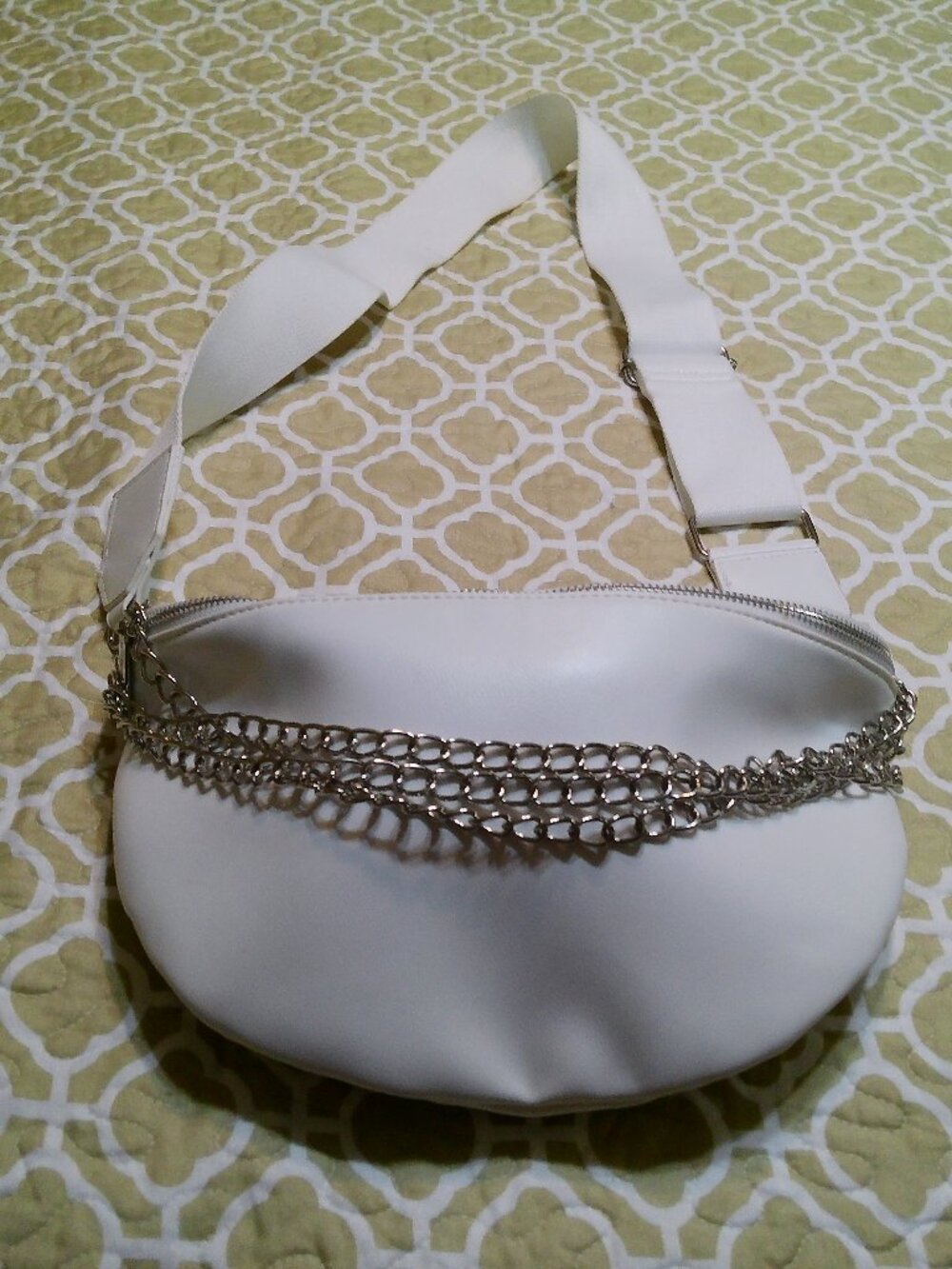BCBG WHITE FAUX LEATHER BAG WITH SILVER CHAINS